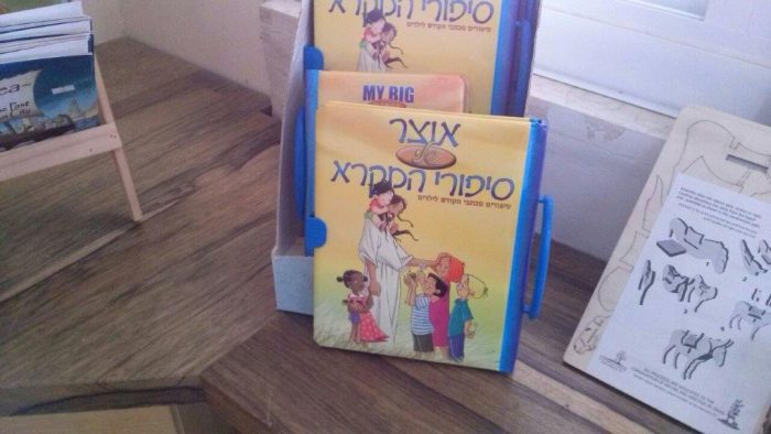Des livres missionnaires pour enfants vendus sur les sites gérés par l'Autorité de la Nature et des Parcs ôtés des rayonnages.