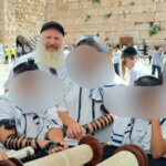 Huit garçons délivrés de villages arabes ont célébré leur Bar Mitsva au Kotel Hamaaravi